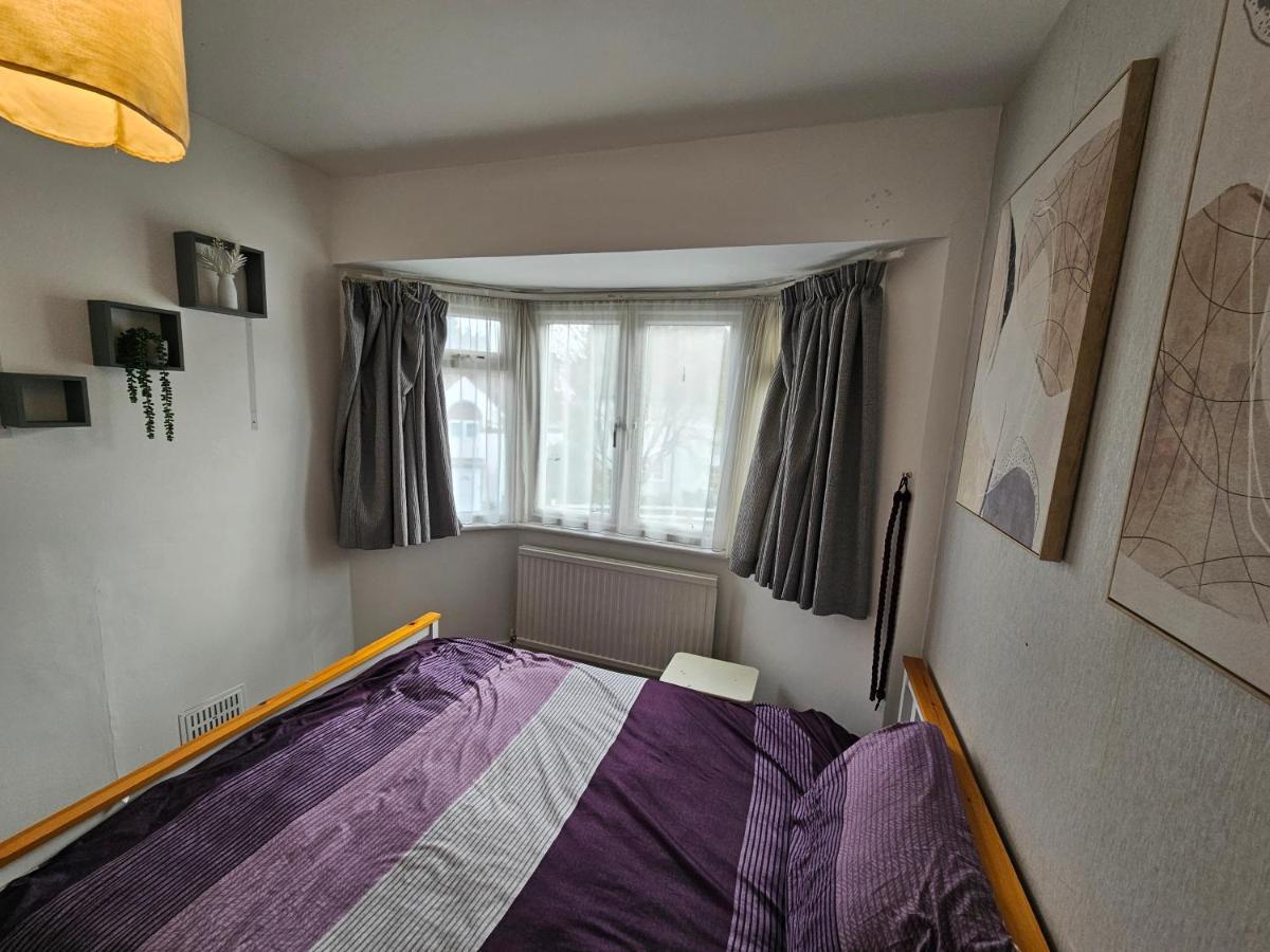 Large 4 Bedrooms Golders Londen