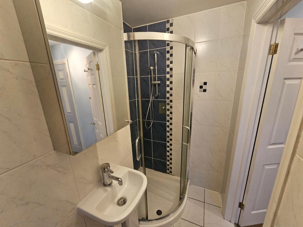 Large 4 Bedrooms Golders Appartement