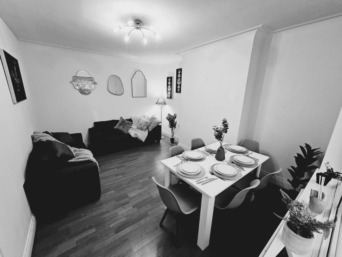 Large 4 Bedrooms Golders * Londen