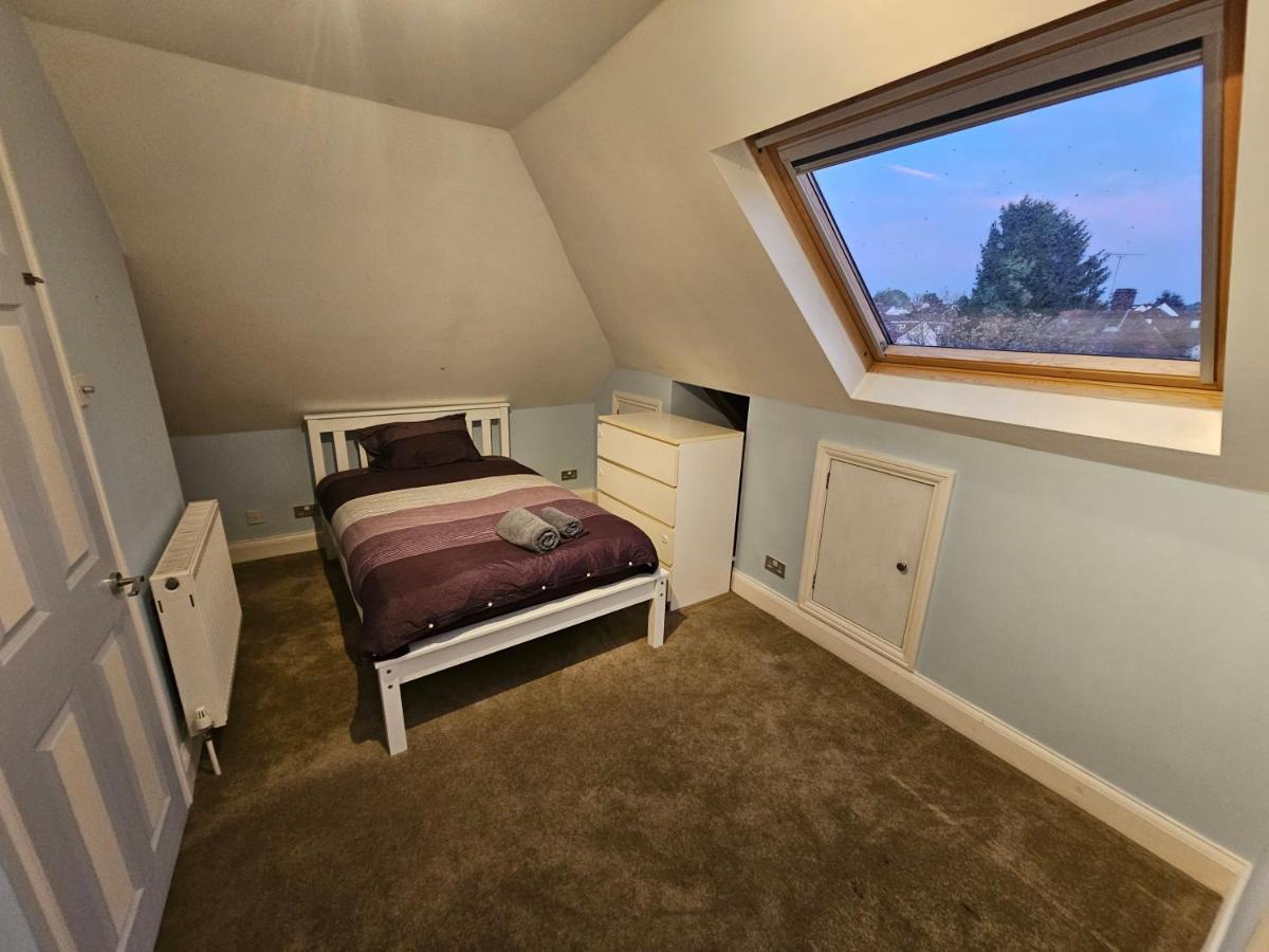 Large 4 Bedrooms Golders * Londen