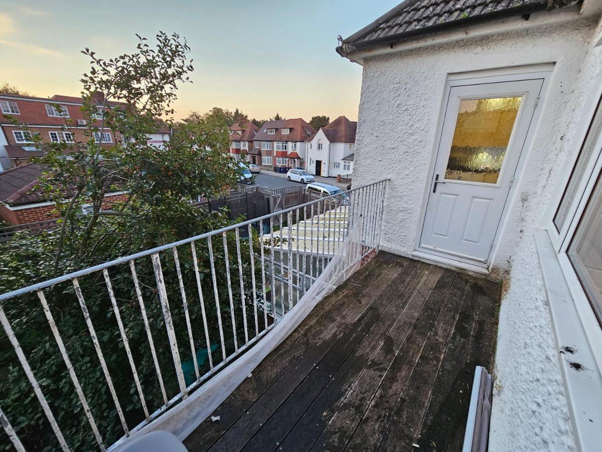 Large 4 Bedrooms Golders * Londen